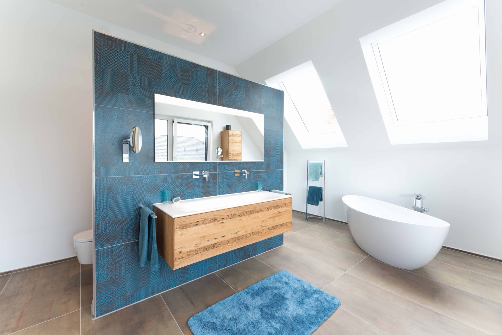 Architektenhaus Kaltenholzhausen – Badezimmer mit freistehender Wanne