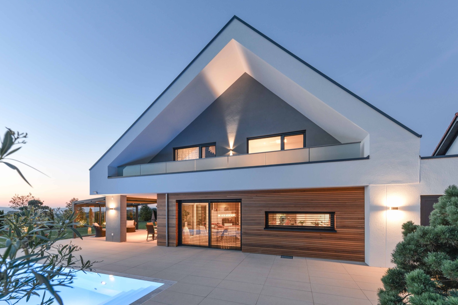 Architektenhaus Kaltenholzhausen – Terrasse mit Pool im Abendlicht