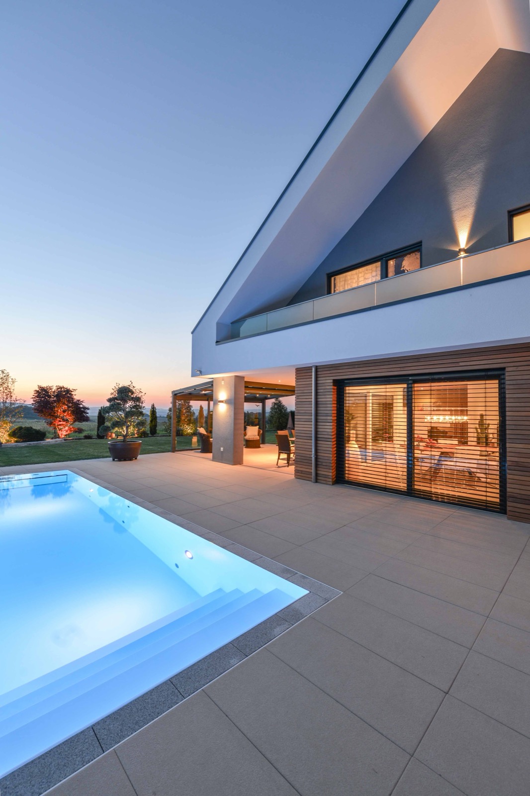 Architektenhaus Kaltenholzhausen – Pool und überdachte Terrasse