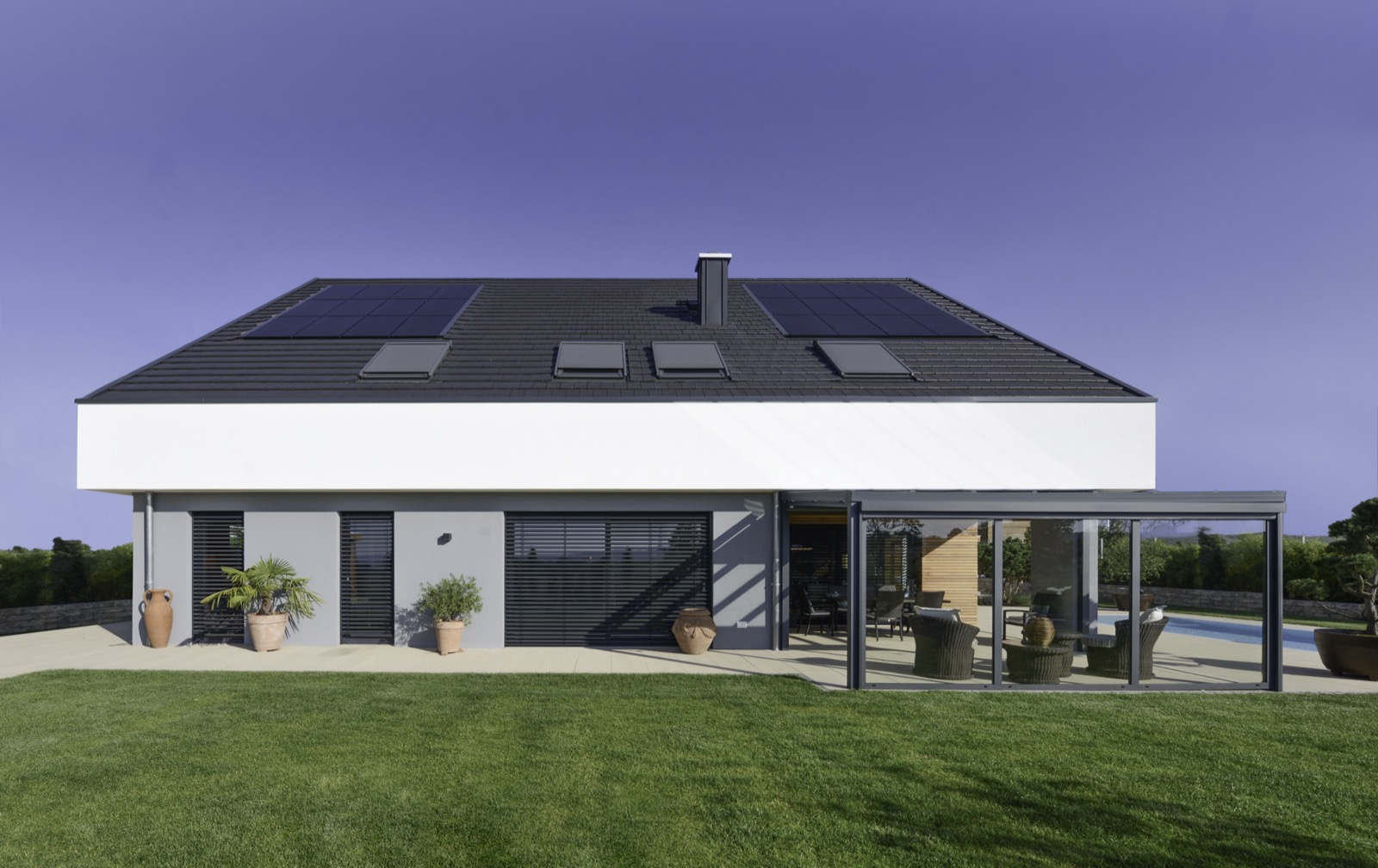 Architektenhaus Kaltenholzhausen – Gartenseite mit Photovoltaik