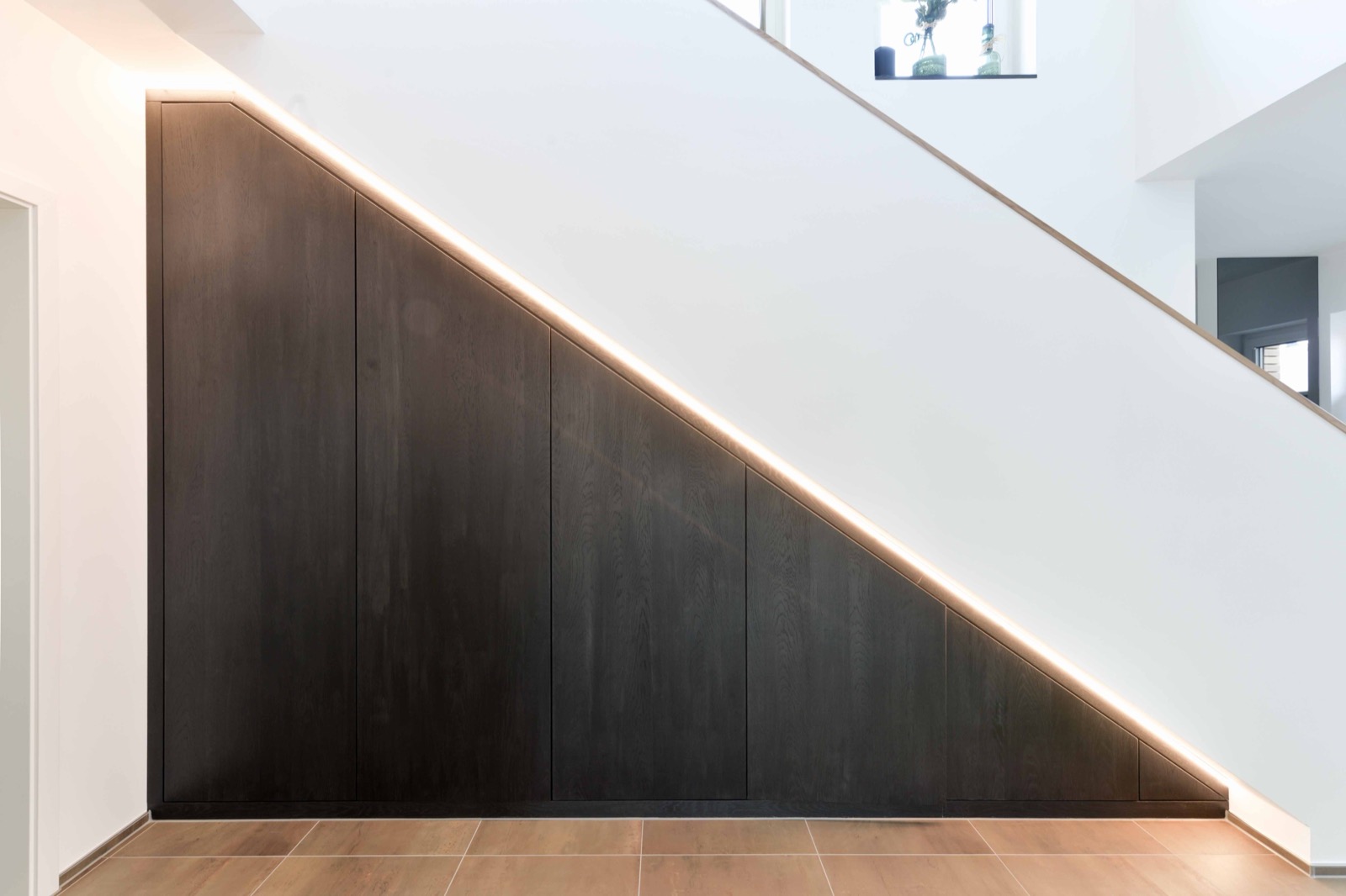 Architektenhaus Kaltenholzhausen – Eingangsbereich mit beleuchteter Treppe