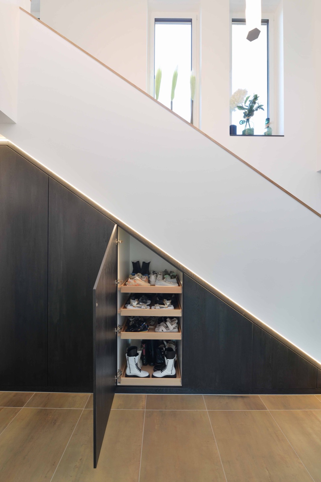 Architektenhaus Kaltenholzhausen – maßgefertigter Stauraum unter der Treppe