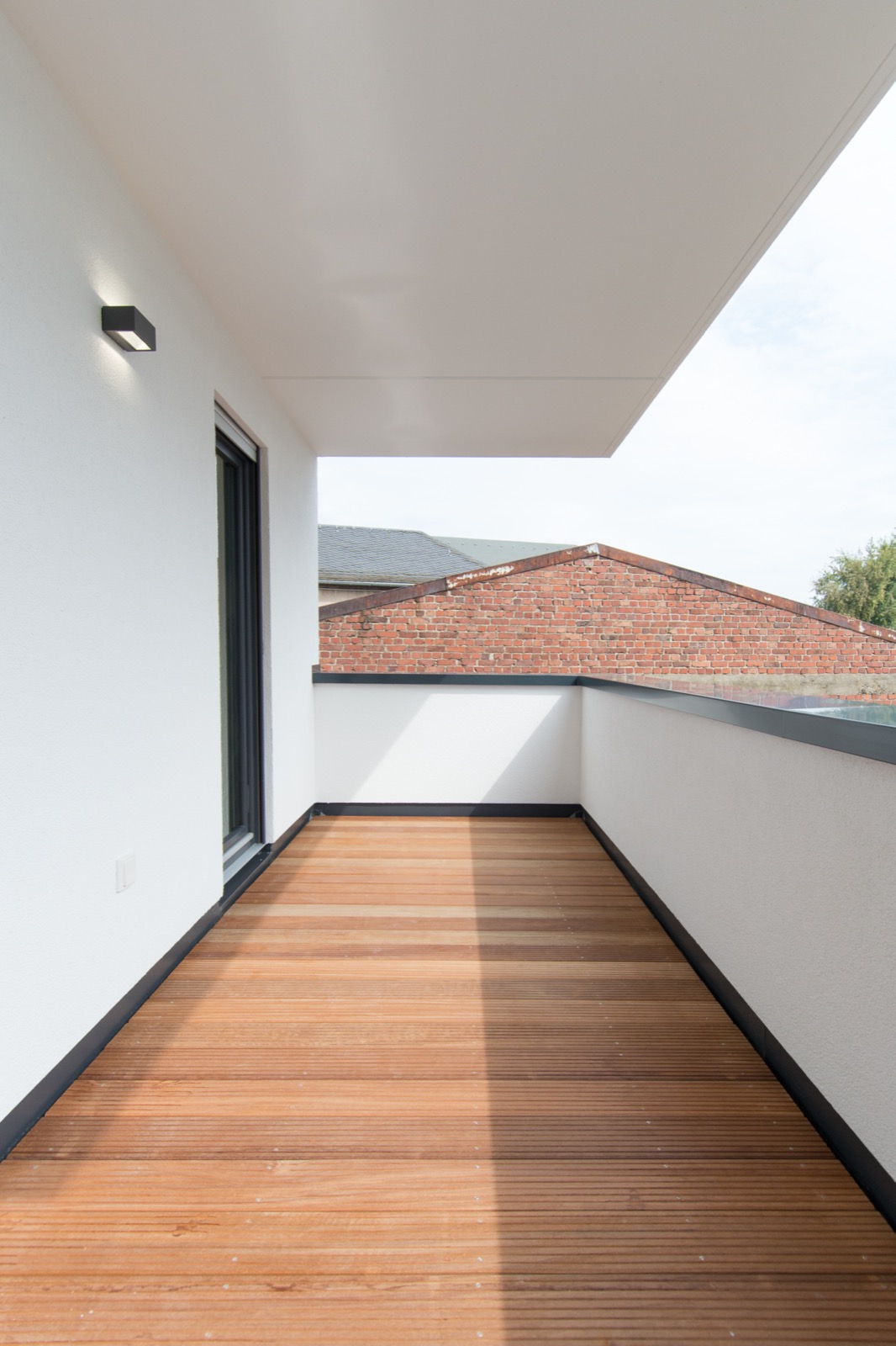 Mehrfamilienhaus Limburg – Balkon mit Holzdielen