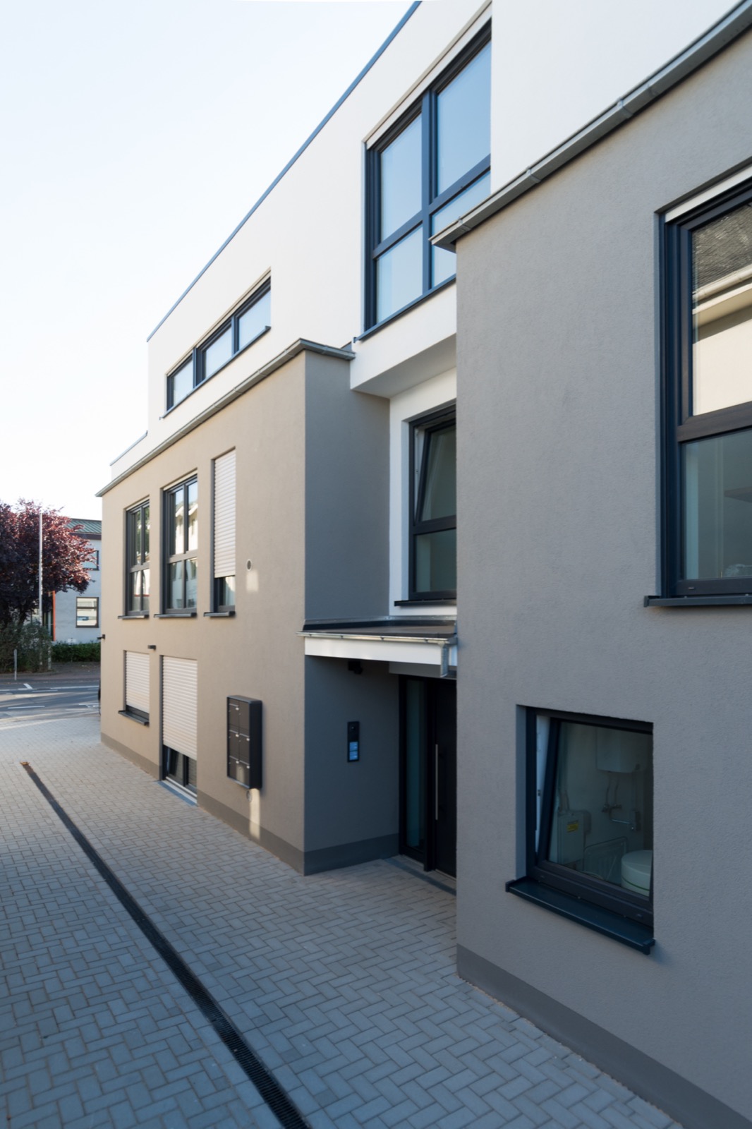 Mehrfamilienhaus Limburg – Eingangsbereich mit Briefkastenanlage
