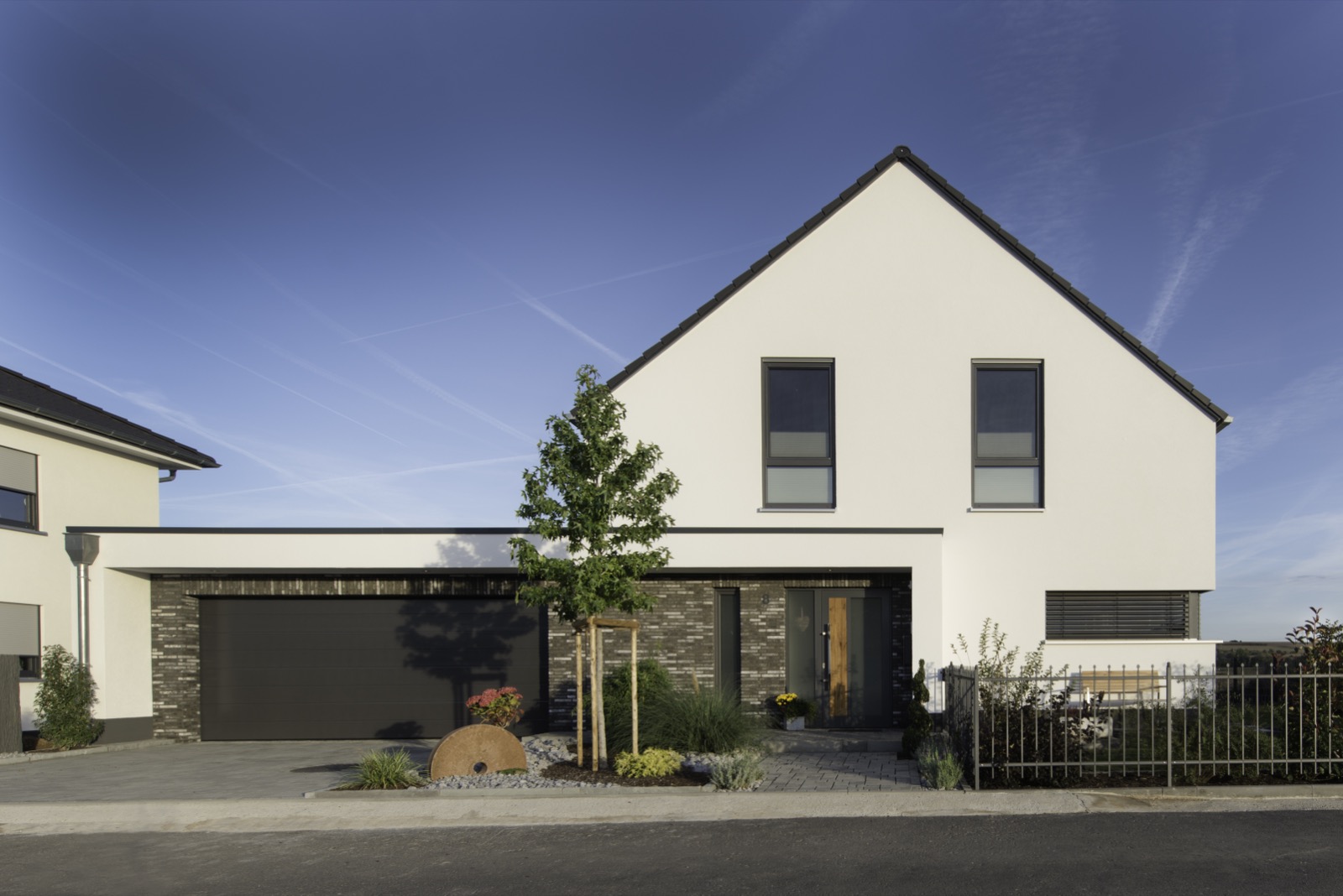 Einfamilienhaus Linter – Straßenseite mit Doppelgarage