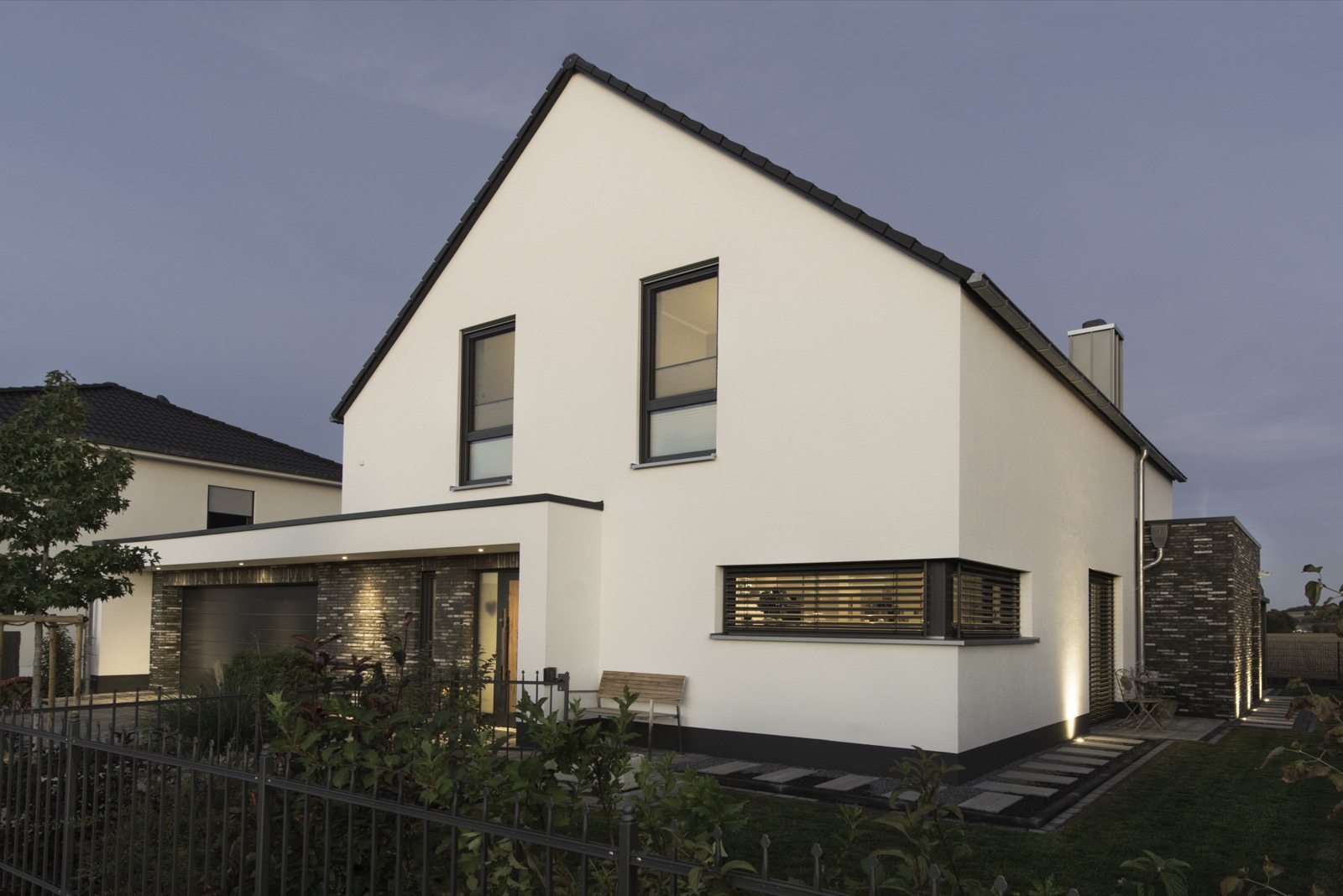 Einfamilienhaus Linter – Außenansicht im Abendlicht