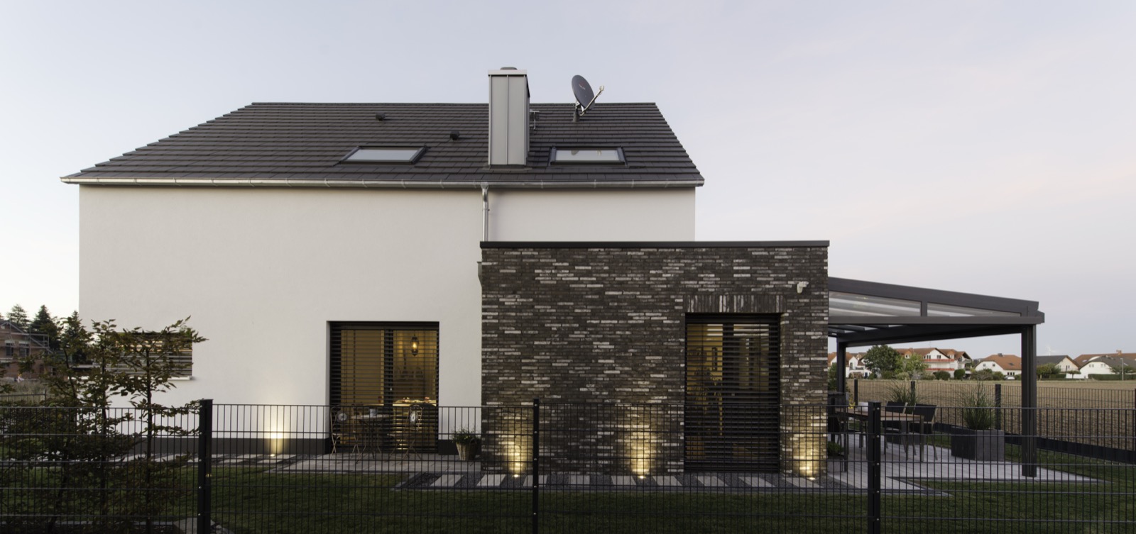 Einfamilienhaus Linter – Gartenseite im Abendlicht