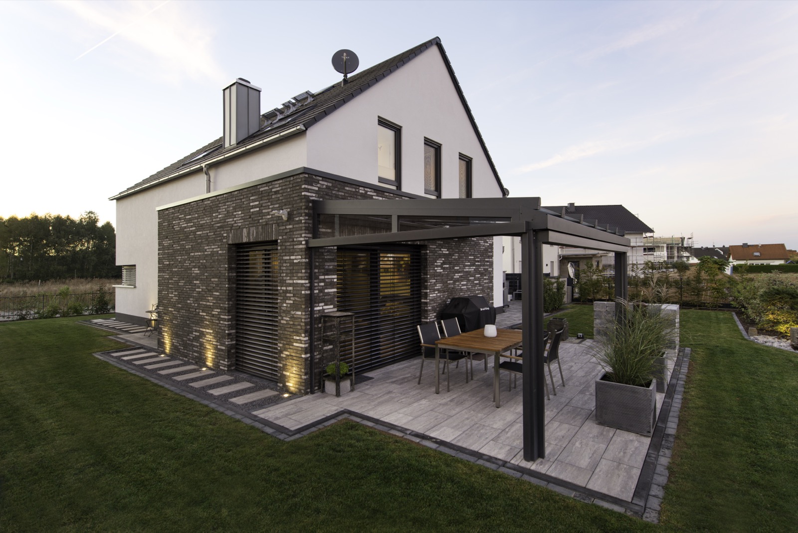 Einfamilienhaus Linter – überdachte Terrasse mit Lamellendach