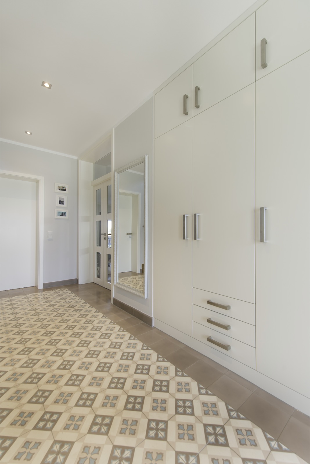 Einfamilienhaus Linter – Eingangsdiele mit Einbauschrank