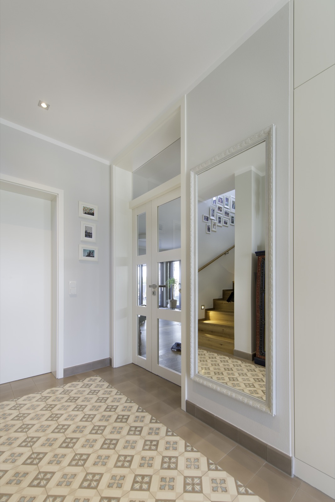 Einfamilienhaus Linter – Eingangsbereich mit Blick zur Treppe